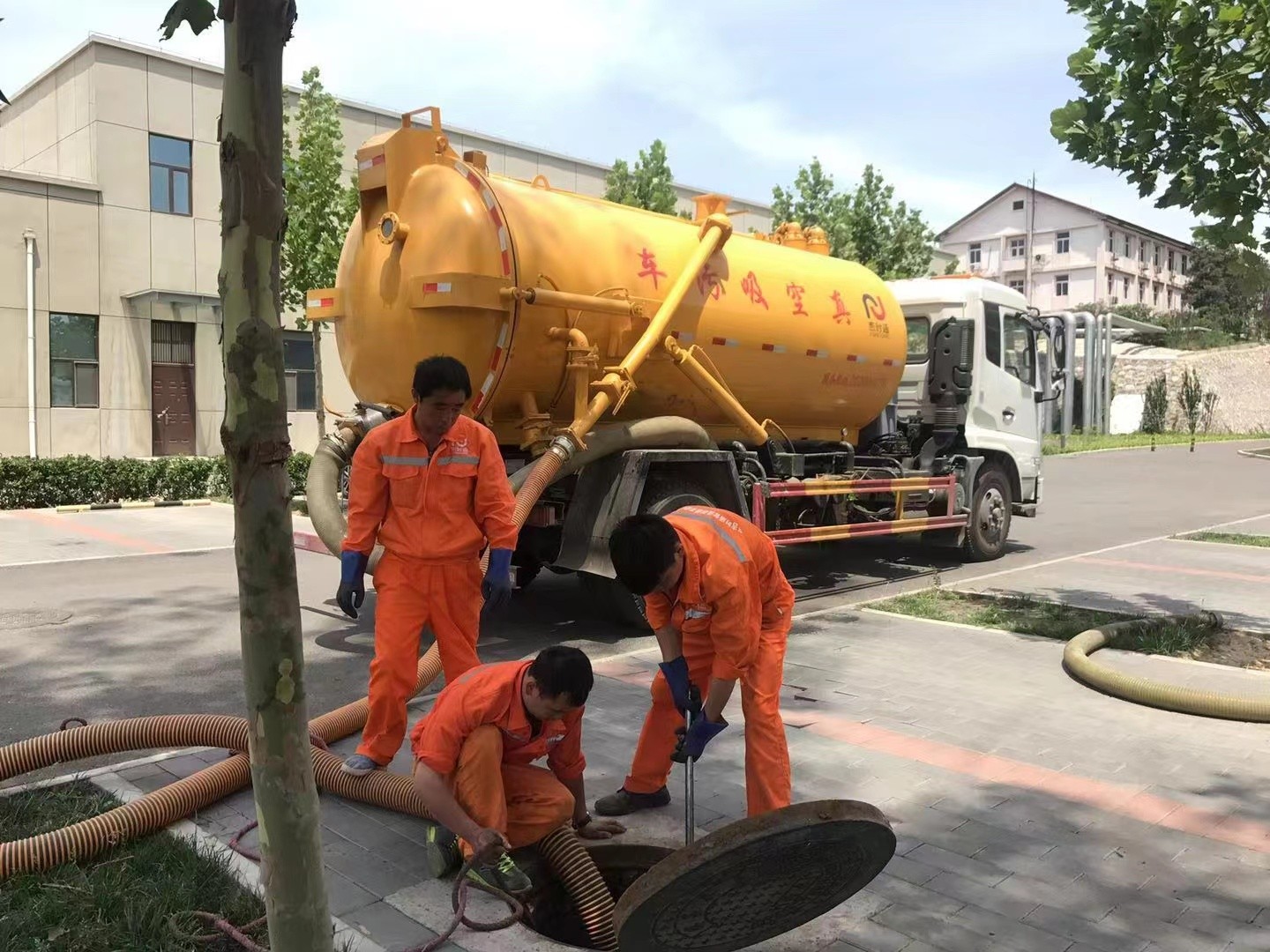 拖市镇化粪池清理与5-8吨吸粪车施工效率分析